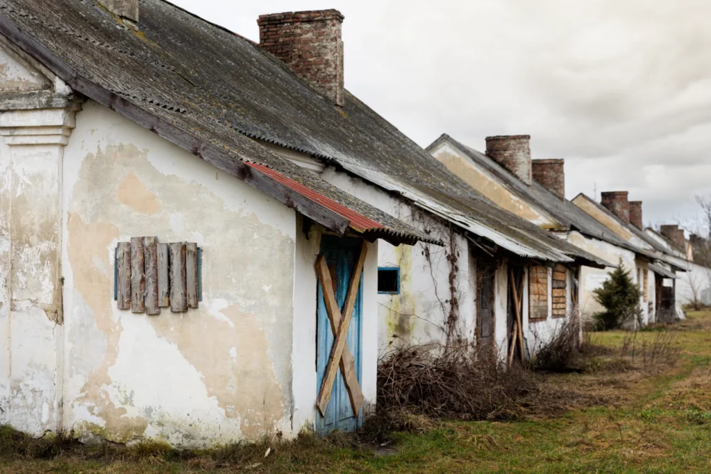 How Old Is an Uninsurable Roof-Understanding Age Limits for Home Insurance.webp